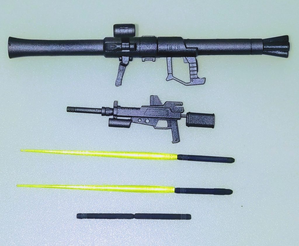 武装類。ビームライフルはガルバルディβのライフルをベースにジャンク品で製作しました。初代MGザクⅡのバズーカの他、ビームサーベルを単体とランサー状態に製作したものをそれぞれ用意してみました。