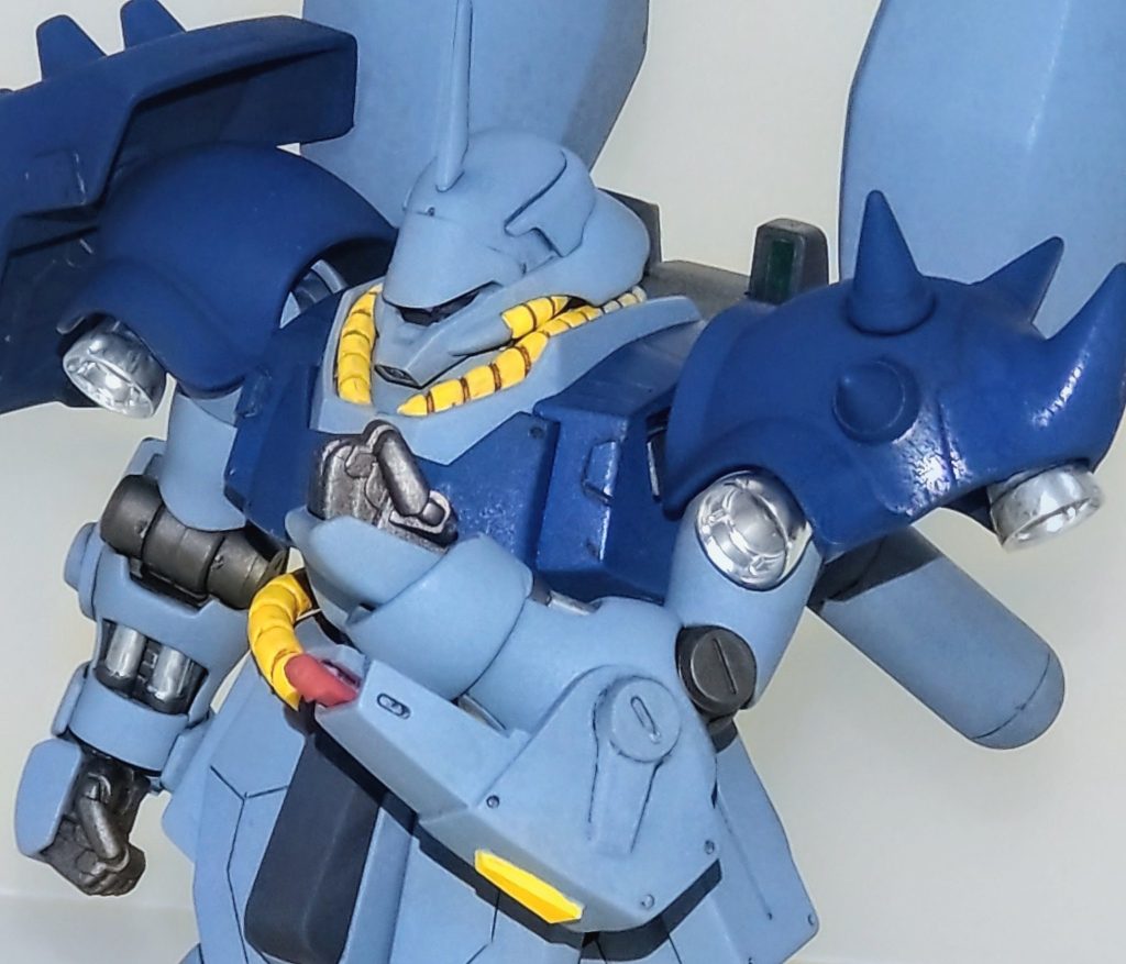 上半身。リゲルグの武装ユニットを実験的に装備したという脳内設定の元、腕部に接続してみました。曲面主体のギラ・ドーガの腕部に直線主体のリゲルグの装備を強引に接続することで実験機らしさを出してみましたがどうでしょうか?ユニットは差し替えでグレネードの展開を再現してみました。
