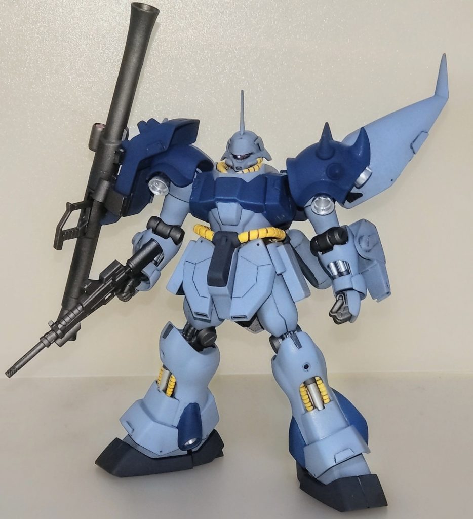 フル装備。バズーカはシールド側にマウント出来る様に接続用ラッチを製作しました。カラーリングはあまり見られないものにしたいと考えていた時「 そうだジオングだ、ジオングカラーにすればいいんだ！！」と思いつきジオングカラーで塗装してみました。グレーをガイアカラーNAZCAブルーフォグホワイト、ブルーをMr.カラーフタロシアニンブルーをそれぞれ使用しました。