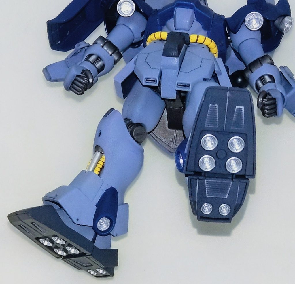 下半身。　スカートアーマーや脚部にそれぞれディテールを追加した以外はそのままです。脚部含め各バーニアはアクセントとして4Artistマーカーシルバーで塗り分けました。手頃にメッキ調に出来るので本当に便利です✨