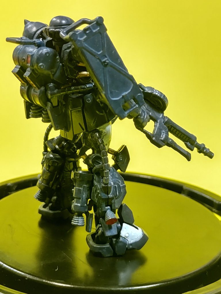 組立て時、右足の動力パイプは根元から折れるトラブルも。太股側で位置合わせの上接着しています。