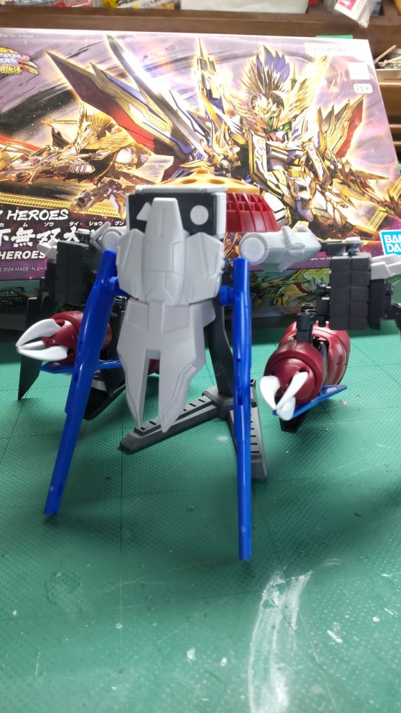 塗装前ギャンのシールドと旧HGレジェンドのバックパックをくっつけたものを本体にして、あとはいろんなオプションパーツからそれっぽくなるようにミキシングしました。全然似てないんですけど、パッと見た時にキャバリアーアイフリッドっぽく見えたらいいかなぁと思いながら作製してました😁これで[ シン・桃園の誓い]シリーズは終了です❗️仕事が忙しくて投稿のモチベーションが下がり、完成していたのにほったらかしにしてました😅気持ち立て直します❗️〈 使用マーカー〉グレー、ニューホワイト、レッド、シャアレッド