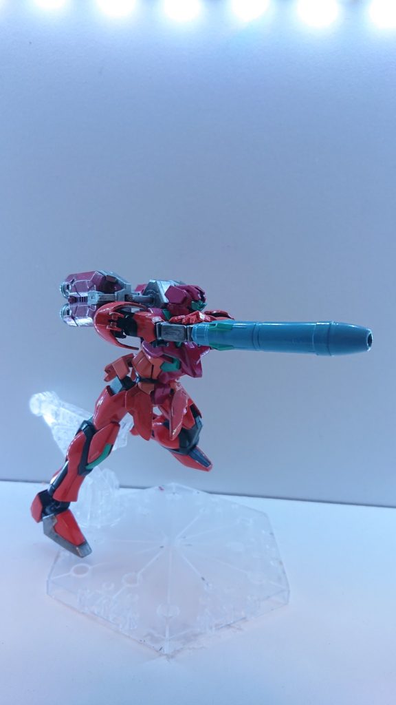 アームキャノンから放たれるのはビームだけではない。次は第二の主戦力である物を紹介しよう。ミサイルアームキャノンに収納されている小型ミサイルを発射する。ミサイルは最大で145個収納されているが、ビームを発射しても誘爆しないのは謎である。しかし、それを気にも留めないほどに攻撃力は高く、パワービーム一発分の数十倍の衝撃力がある。スーパーミサイルミサイルを5発とパワービームをチャージしたチャージビームを同時に発射することで圧倒的破壊力と圧倒的殲滅力を持つスーパーミサイルとして発射することができる。その力は絶大であり、通常の機体なら一発で消し炭になるほどである。また、ミサイルとビームの同時発射であるため、アカツキのようなビームを無効にする装甲や、ビーム攻撃を無効にするＩフィールドバリアを貫通する。その他多彩な機能があるが、これらが基本的な装備である。