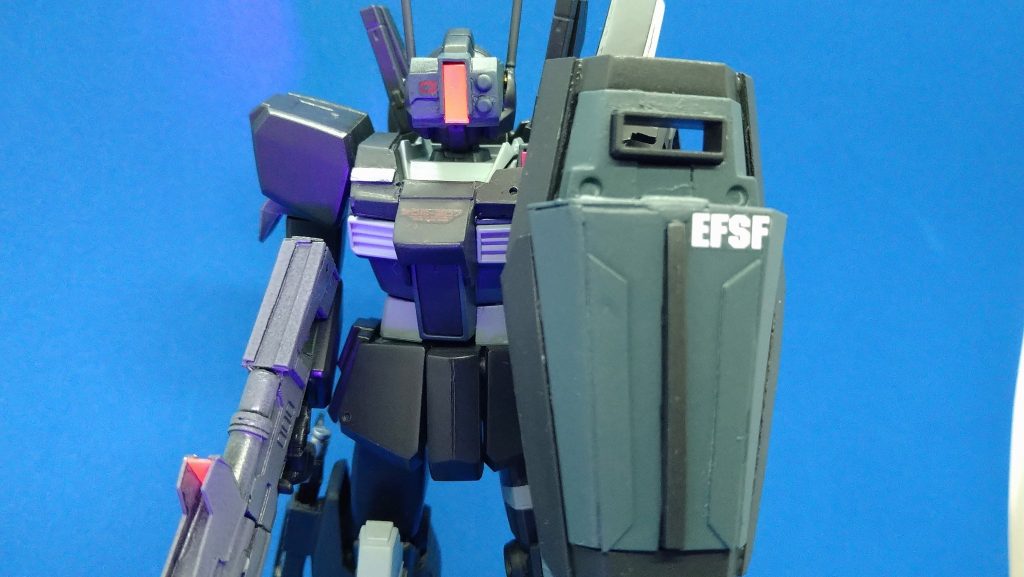 シールド通常の連邦軍シールドを分割して小型化。取り回しをよくしてる