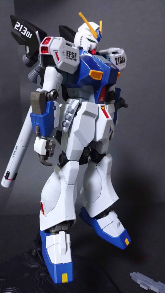 頭・胴体・腰はνガンダム 頭部アンテナを量産ν風に一対にして、腰両サイドはジェガンのグレネードに交換しました胴を量産ν風に加工...は腕不足でできなかったので、アリュゼウスの中の人の別売りに期待です(ついでにインコムパックも……)肩と脚はジェガンD型、腕はHi-νガンダム、靴はνガンダムをそれぞれ使用しています