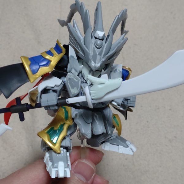 はじめまして、ノンマルトのシ者と申します。プラモデルの改造は初めてですが、色んな方の改造例を参考にひとまずここまで形にしました。三国伝の魏延マークIIがパワーアップした姿をマスクコマンダーをイメージして制作。基本的にはLGBB武者飛駆鳥と黄忠ガンダムを使用。その他装備にはエクスヴァルキランダーや玄武装呂布トールギス、直江兼続頑駄無、三国創傑伝キット等のパーツを流用。流用出来ない部分はプラ板やランナー、パテで自作し、市販のジョイントや関節パーツで形にしています。仮面は黄忠ガンダムの眼帯を改造し取り外し可能です。各種武器は合体させて巨大な武器にも。バックパックは鎧や武器と合体して、マスクコマンダーのICBMハンブラビをイメージした鳥っぽい支援メカに。まだモールドを入れたり修正もして…色も決めなきゃ…^^;（5枚目）