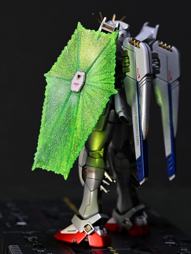 シールドは裏からガンダムメタグリーンで縦筋いれてサイコフレームグリーン、淵をメッキシルバーで塗ってます。すごくキラキラしてます。