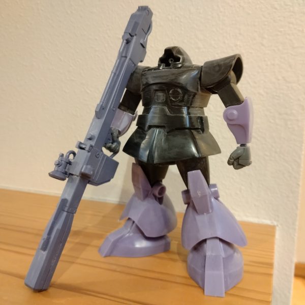 合わせ目消して武器持たせました。ビームバズーカが重いので、手の中と肩アーマーに磁石を仕込んで2点留めにしました。これでいつでも良い位置で担げます。天気がよければ塗装はじめたいですね😌