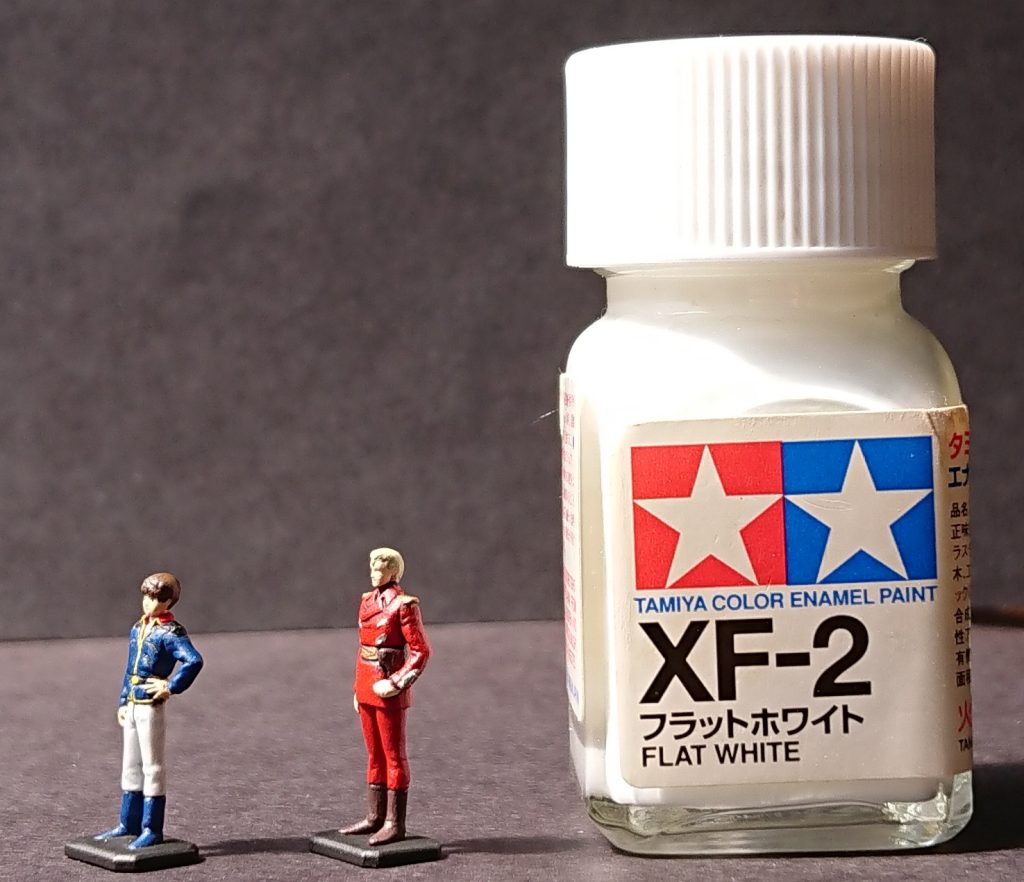 エナメル塗装につや消しトップコートを吹いています。