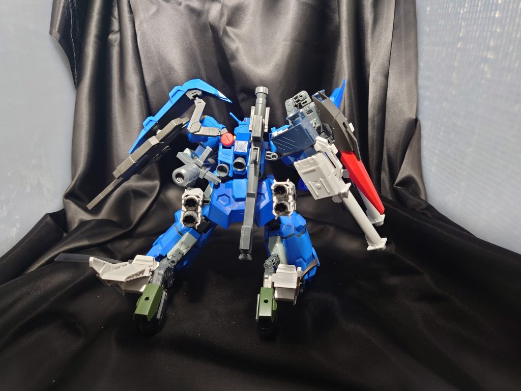 腰部スカートアーマー後方に万博ガンダムオプションパーツのブースター追加と脚部脹ら脛部分にライドオンセットとメテオホッパーのパーツを合わせて作ったジェットローラー機構の増設
