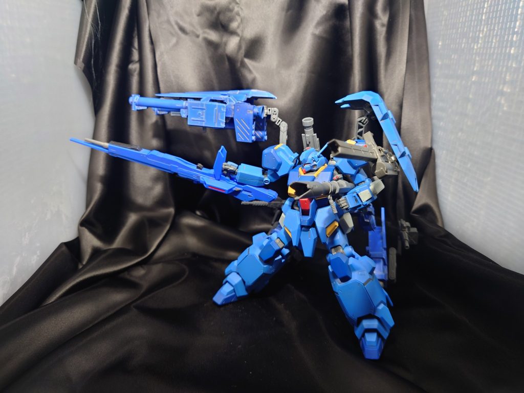 艶消しトップコートと汚し塗装(ガンメタリックを使用)して完成です、趣味盛々の改造ですがマッシブな機体に武装盛々はやはり漢の浪漫なのですw(異論は認めます)さて次は何を作って楽しみましょうかね〜。
