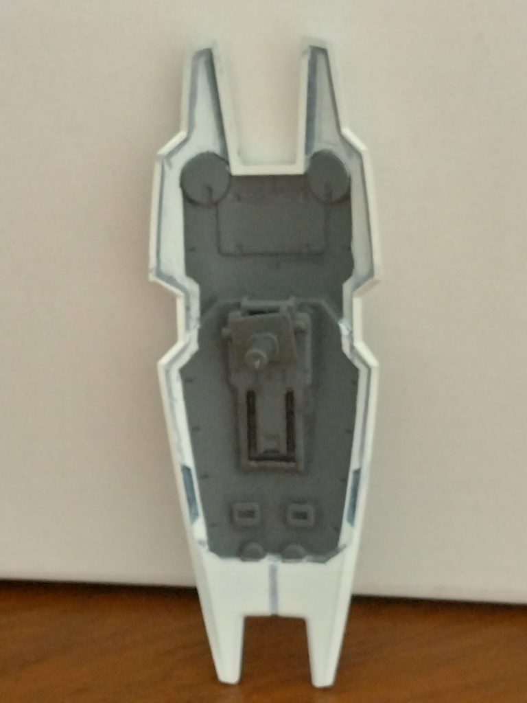 いつものティターンズカラーのシールドは濃い色なので、シールド裏の塗り分けは省略してましたが、白ベースなので今回はマスキングして塗装しました。