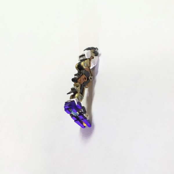 ４月、サラリーマンにとって新入社員も入ってくれば異動の季節、異動される方も大変ですが残される方も引き継ぎとかで大変、そして私の天敵ヒノキ花粉😓。ということで業務の引き継ぎやら花粉症でしばらく何も出来ませんでしたが、どちらも少しまっしになってきたので、初めて🔰手を出してみました、アーティファクト😁。ランナー眺めて見ましたが花粉症のせいなのか老眼のせいなのか、良く見えない😅。とりあえず脚の内部フレームだけ塗ってみました。ここでアーティファクトの先輩方にお聞きしたいのですが、持ち手で掴めないパーツはどのように塗られてるのでしょうか？とりあえず両面テープを竹串に巻いてパーツを引っ付けて塗ってみましたがポロポロとれるし……、ご教授下さい。（2枚目）