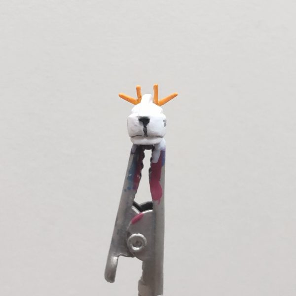 いつもとは違いますが、頭部作成しました😄。いつもは頭部が最後なのですが、「頭部って、どうやって塗ったらエエんやろう❓️」の疑問からやってみたくなったので手を付けました。正直、この小ささエグいです、これ以上は無理です、そして白は苦手です😓。一応、頭部センサーとツインアイはメタリックグリーン(写真では見えませんが)、バルカンはゴールド、アンテナはオレンジと少しのイエローで調色、アンテナの基部はパープル、頬はディテールがあったのでシルバーとブルーメタリック、顎はレッドで塗ってみました。スミイレはくどくなりそうなので軽め、というか筆ムラで汚くなりそうなので軽めにしました😅。アラ隠しにデカールも貼ってみました。2度とやりたくない😓（4枚目）