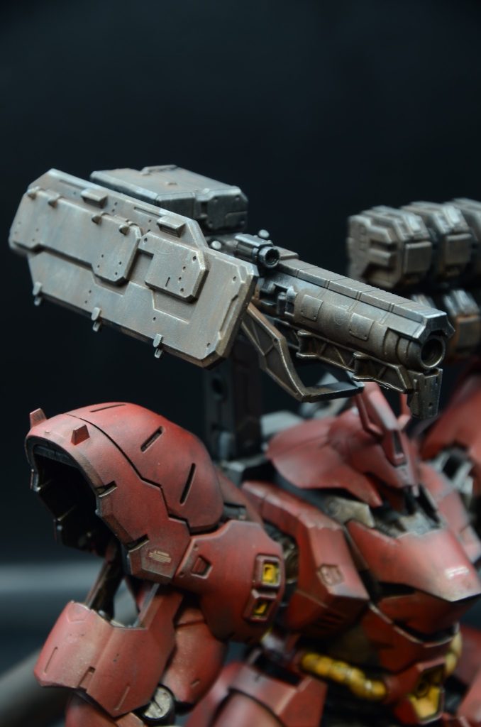 右肩に装備しているのが「SB-033M MORLEY」拡散バズーカです。5発の炸裂弾を発射する面制圧の高威力武装です。