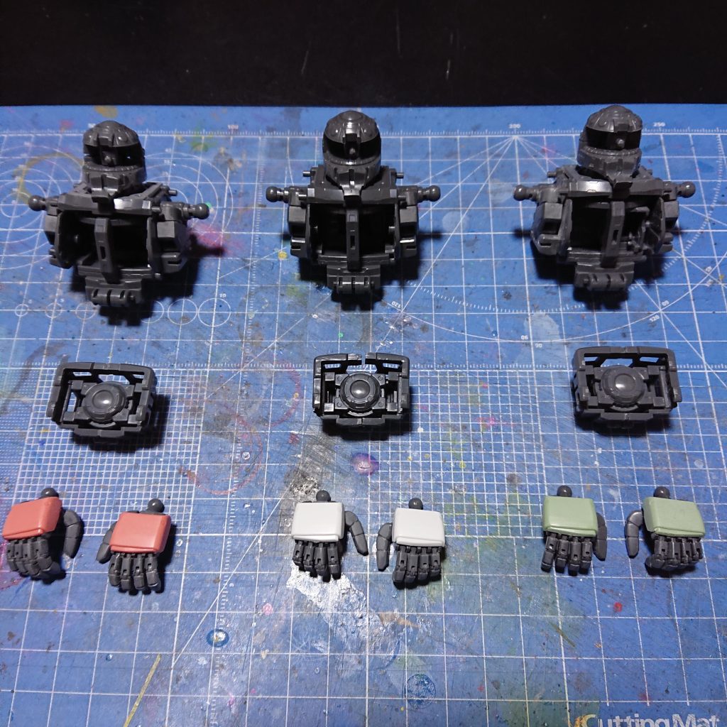 実は長らく放置していたＭＧザクⅡ３機です。いつか纏めて作るぞ！と言いながら置いていたキットを一気に作る暴挙に。シャア専用はジョニーライデン用、量産機はミリタリーザク仕上げ、そしてホワイトオーガをリアルに汚す・・をテーマに進めました。