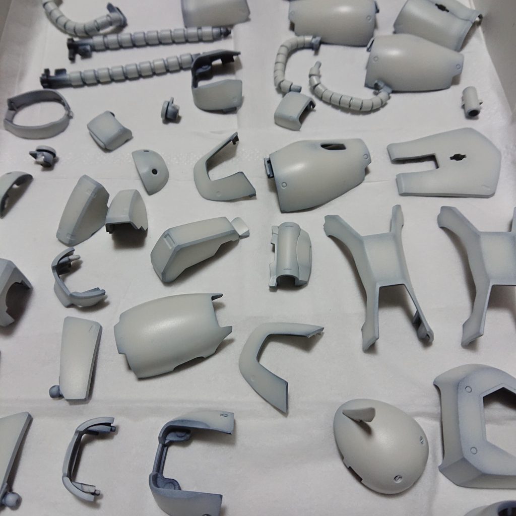 制作はいつも通りヒケ取りのみ、塗装に凝ります。本作は珍しく関節と同時にファントムグレーを白い外装全てに塗装し黒立ち上げ塗装。白にサンドベージュを混ぜた色でエッジの黒っぽい部分を残すように重ね塗りをしました。