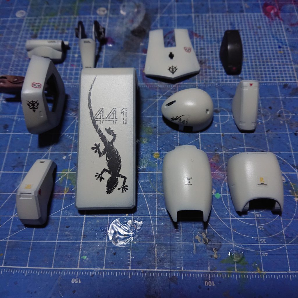 まずデカール貼りに挑戦！こう言う派手なシール貼りたかったんです。