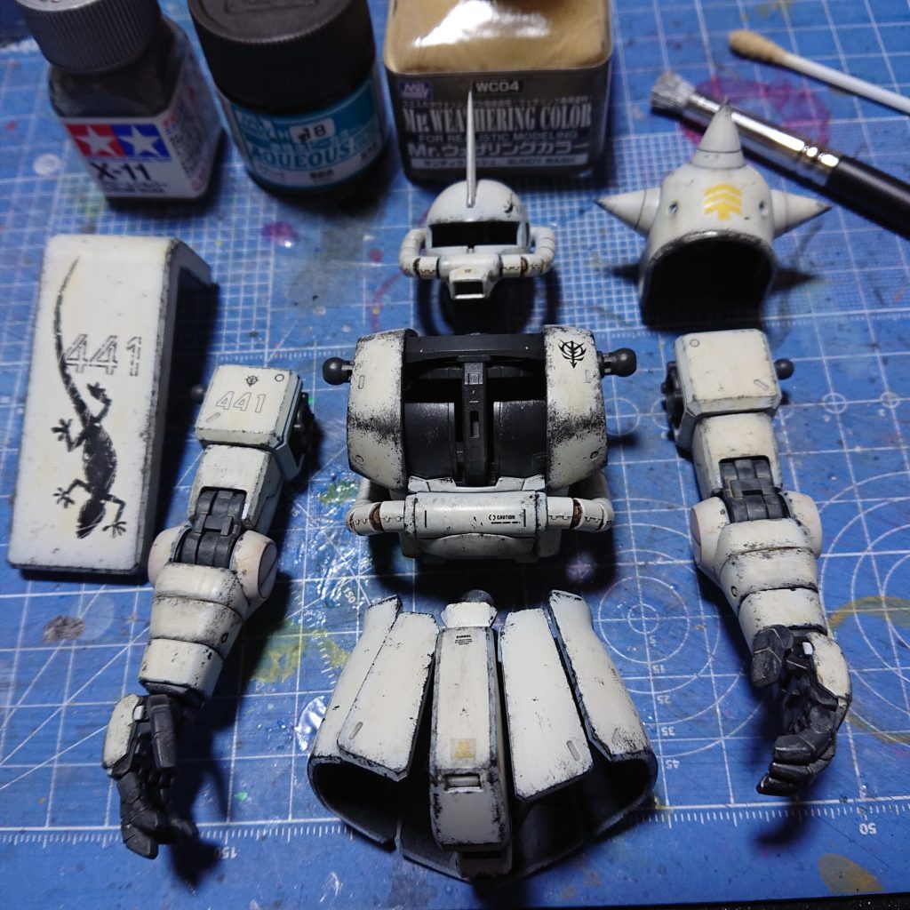 説明書のエッジの汚れ・剥がれを真似しながら水性塗料の黒鉄色でポンポン、エナメルのシルバーで剥がれを追加していきます。