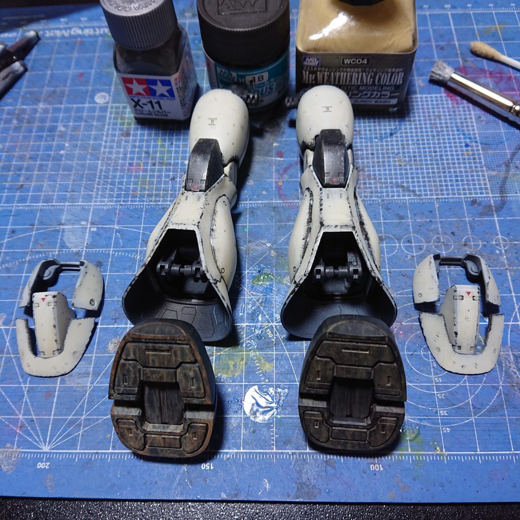 境目などは、より擦れて剥がれたのだろうと解釈してふくらはぎ部分パーツを外してポンポン汚しを実施。