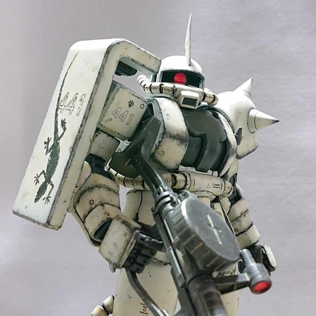 トカゲデカールの途切れ感を真似てエッジに水性塗料の黒鉄色でスポンジぽんぽんを繰り返しました。