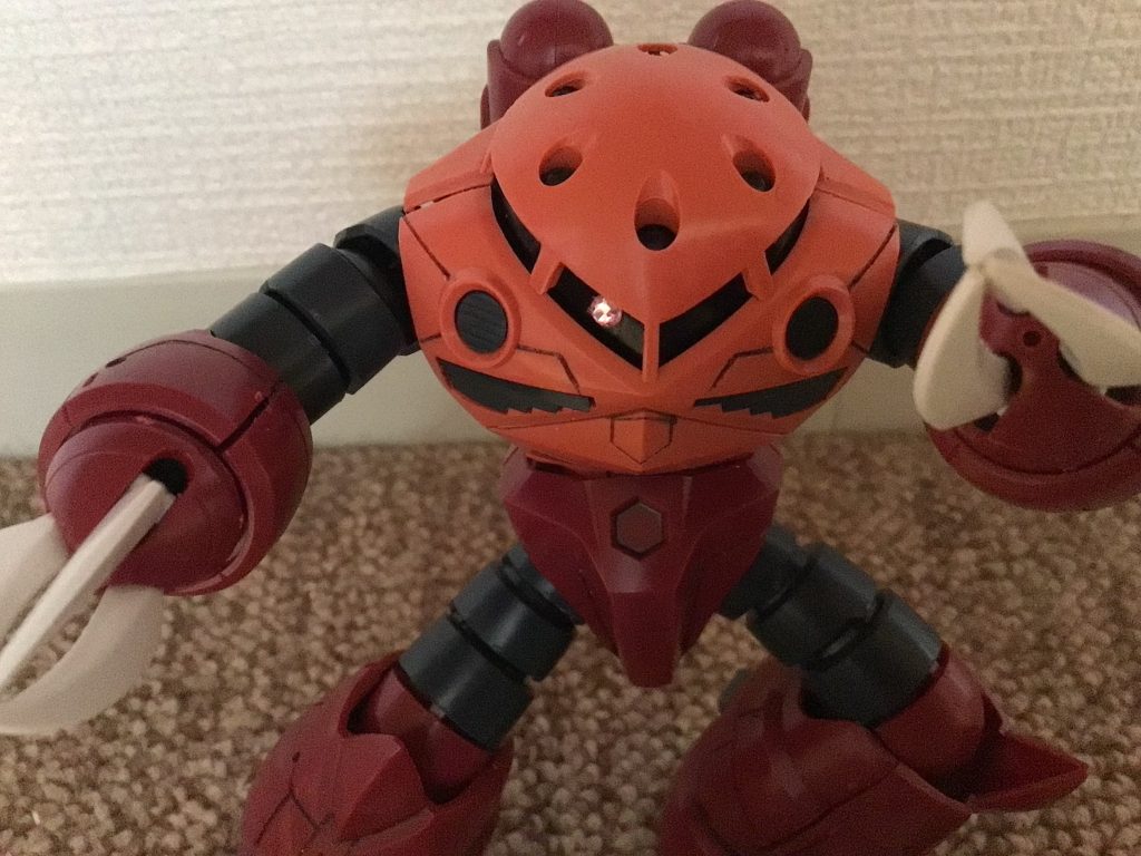 またモノアイは100均のシールを貼っています(生涯ガンスタに投稿するプラモデルのモノアイは100均のシールを貼ってあるやつだけかも知れません)