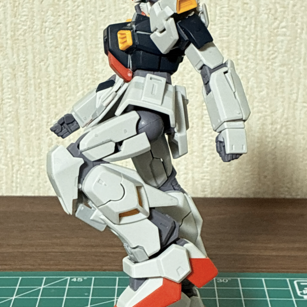 いったんムサイを挟みましたが、マーク2のハッチ展開ギミック組み込みも完了しました😃写真2枚目:腕は肩のスラスターカバーと前後装甲下部、前腕装甲が展開写真3枚目:腰部フロントアーマー ダクト周りの上部展開、下部が横スライド脚部スラスター周りの装甲が左右に展開、足首手前の装甲が展開写真4枚目:上位グレードモデルに見られる脚部装甲のスライドも、関節連動はしませんが、組み込んでみました。太腿前装甲のスライド、膝装甲を切り離して膝に接続、膝と脛の連結部は膝の動きに合わせてスライド。後は内部メカを少々と思ってましたが、繋がってない足首シリンダーが気になってしまったので、次は伸縮シリンダーのギミックを作成します😁（4枚目）
