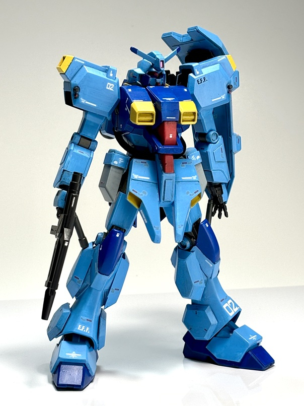グスタフ・カールはガンダムUC登場の13型と、閃光のハサウェイ登場の00型がHGでキット化されましたが、どちらもボリューミーな「重装型」。それらとは異なる、「軽装型」なるグスタフ・カールの設定も以前から存在しています。ただし、文字のみの設定のみであり、デザイン画は存在しない模様(あと、「小説版」グスタフ・カールがありますが、あれはまた別物ですね)。そこで、オリジナル風味で「軽装型」を製作してみました。wikiなど読むと、小説版と同じような意匠も一部採用されていた(?)ようで、そのあたり意識、妄想しながら作ってみました。形式番号は勝手に「FD-03LT」に。
