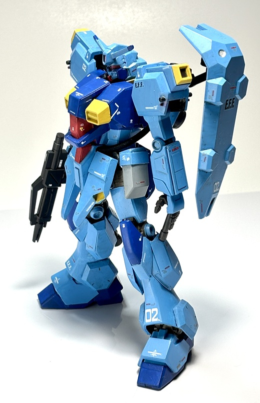 シールドはグスタフ・カールのまま。フロントアーマーは基部だけνガンダム。あとはプラ板で、小説版グスタフ・カールをモチーフとした形状に変更(スリットは入れず)。腰の動力パイプは洋裁用ゴムひも。