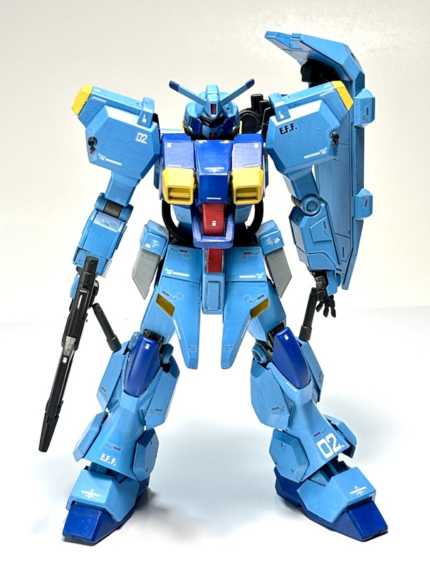 腕周りはνガンダム。腕は左右同形状にしたかったので、グスタフ・カール余剰パーツやプラ板を使いながら形状変更。