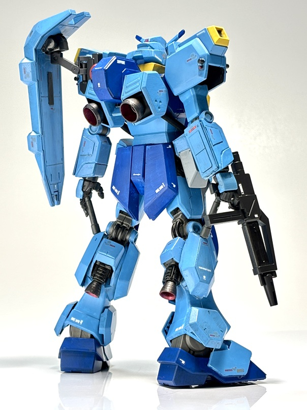 バックパックはグスタフ・カール用。中央部分はグスタフ・カールのひざ関節を加工取付。腰のサイドのビームサーベルラック(?)は、グスタフ・カールの同パーツをベースにプラ板加工でそれっぽく。