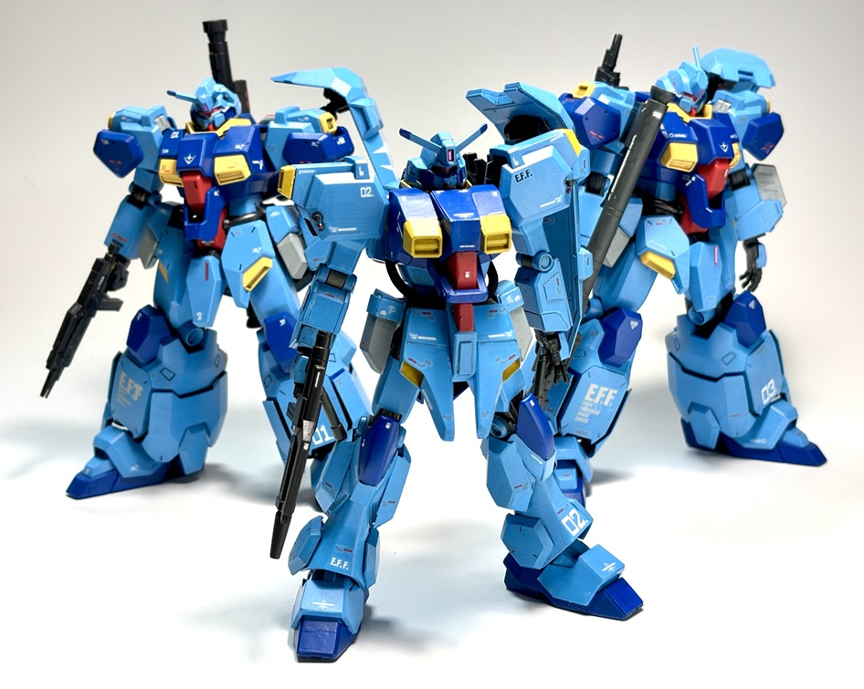 ヘッドはグスタフ・カール。V字アンテナをプラ板で左右対称タイプに形状変更。フェイスの、ネコのほっぺたみたいなパーツは取り外して、プラ板加工ですっきりと。ジム系っぽさが増しました。上半身はプラ板で大型化。胸のダクトはグスタフ・カール用。コクピットまわり、そのガード(?)などプラ板加工。