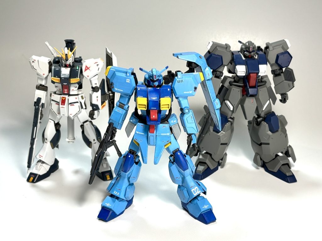 本体のベースはHG νガンダム。UC版グスタフ・カール(13型)のパーツをあちこち流用。当初はEG νガンダムをベースにしようと考えていたものの、全体の線が細すぎるので断念。アーマーパーツをはぎ取ったHWS版νガンダムの本体が丸っと余剰していたので、それを利用。