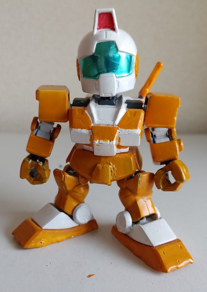 正面。ガンダムの肩の角を切り、プラ板を張り付け。アンクルアーマーの穴や、左腕のシールド？用穴、頭部のバルカン部はエポキシパテで埋めました。あと、ふんどしや後ろもプラ板。足首の丸？は、力技で、接着…^_^;ゴーグルは、シール。&nbsp;