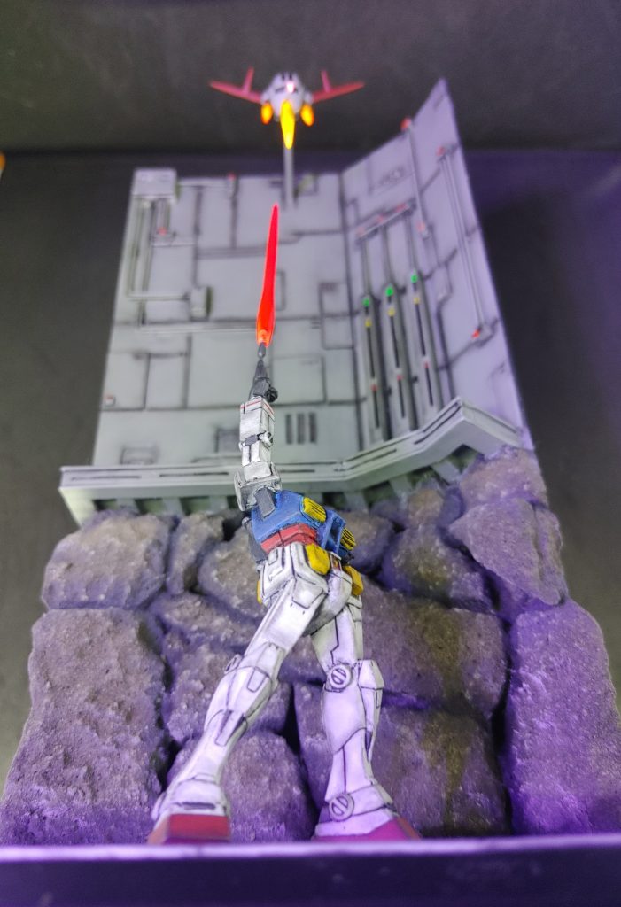 ジオラマ初挑戦でしたが結構楽しく作れました。情景モデルも他のも作ってみたくなりました。最後に娘にど～だ❗作ったぞ～‼️と見せたところ「キモッ！」だって😢オヤジの趣味は知ってもらえても理解はされないらしい