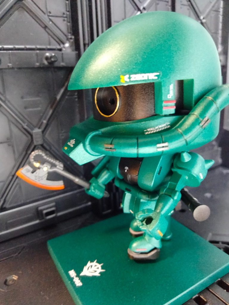 こちらが全塗装+デカール仕上げになります(zaku-kao2)結構印象変わったのではないでしょうか!?デカールとプラバンのバランスや色合いを考えて配置してみました。台座もジオン軍仕様でお気に入りです(zion_emb)