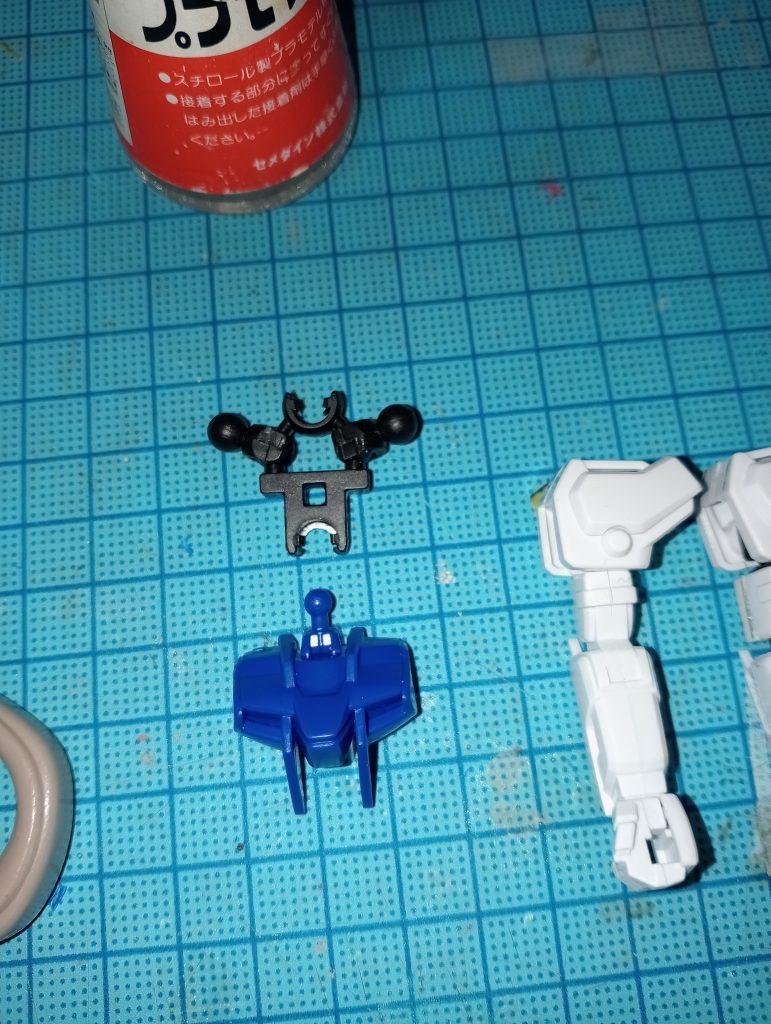 地獄２：胴体には戦闘フィギュアが入らないので、関節部分を切り出して、ストライクの中に強引に押し込むことに・・・。あと、何気にスカート部分を全部可動にしないと正座できないので、そこも地獄だったなぁ。。。と。