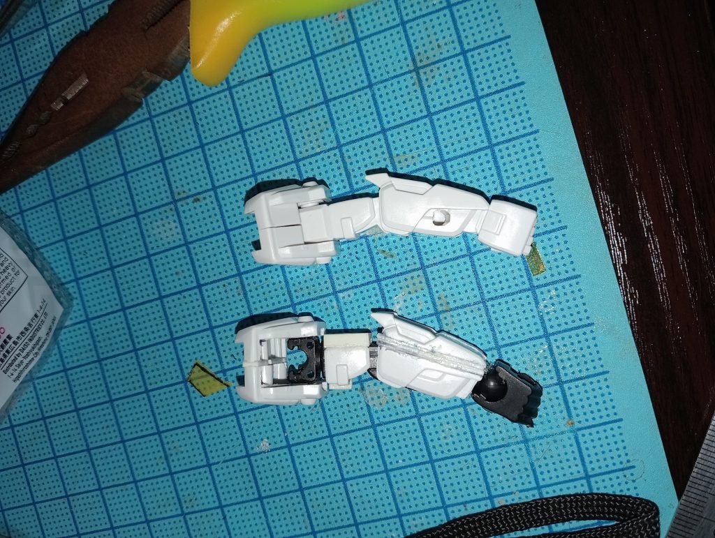 地獄１：全身のパーツを分割して、中に戦闘フィギュアを組み込んでいるところ。腕は縦横に２㎜づつ延長したりしています。