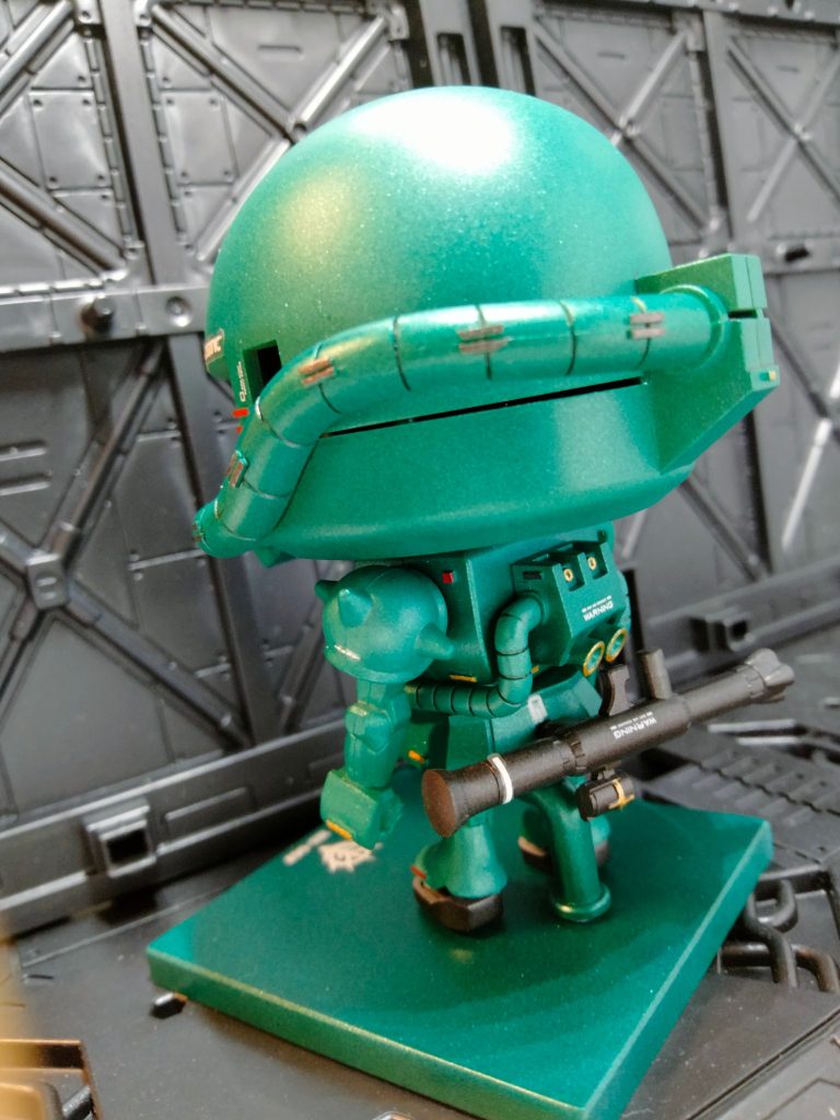 こちらは裏面、日本から見たブラジルあたりですね(gundam-kao6)各所にプラバンとデカールで情報量を追加しております。また、腰にバズーカを取付けられるように加工しました。装着すると収まりが結構いいですよね(gandam-hand2)