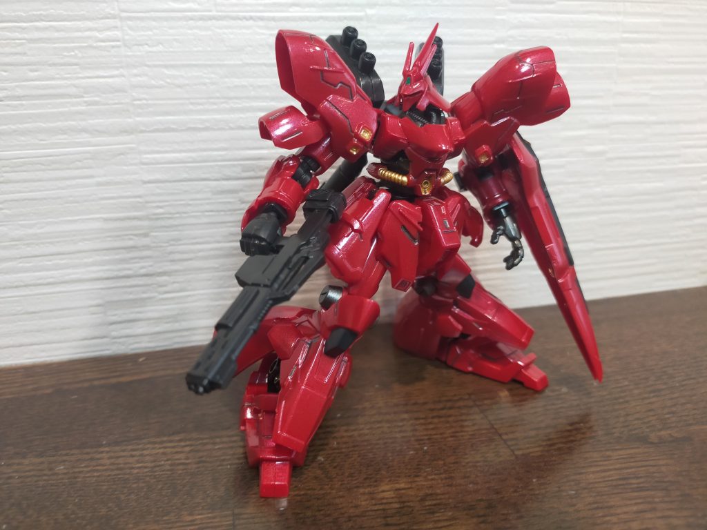 赤い部分はメタリックレッド黄色の部分はゴールドガンメタの塗料でスミ入れしてます