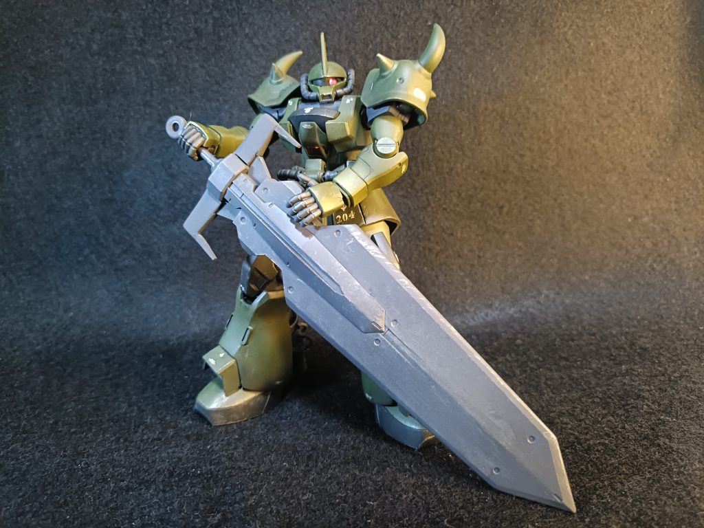 グフ飛行試験型(ヤーコブ機後期)です。ビームサーベルが開発の目途がたち、試験中に放棄されていた大剣エクスカリバー。鉄血のアレを改造したものです。作品中ではエクスキャリバーで、形が若干?違います。作中ではカットによって大きさが違うんですよねw