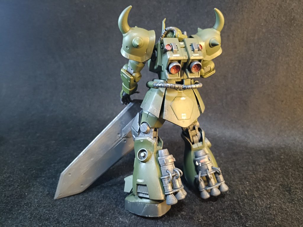 背面。修理と共に大きく変わった脚部エンジン。なぜか補給物資の中に紛れ込んでいたドムの脚部エンジン、グフには明らかにパワー過剰でありながら現地改修で無理やり換装されたという設定です。