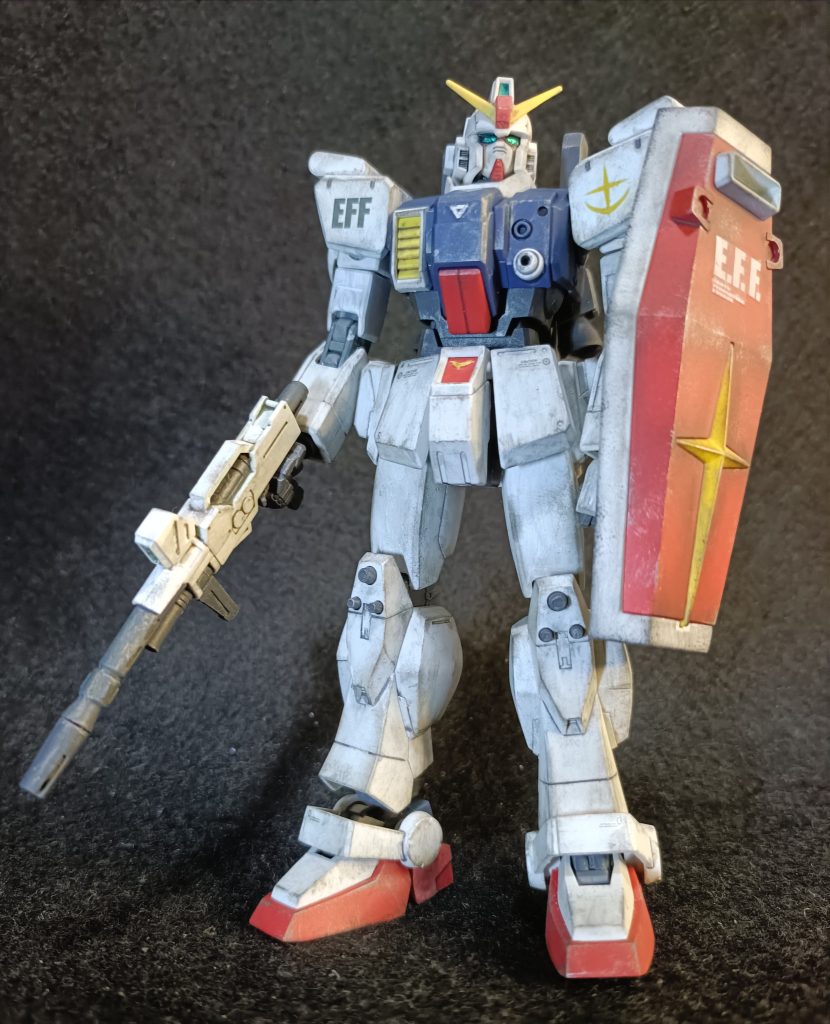 虎の子の陸戦型ガンダムです。近藤先生の作中の陸戦型ガンダムは、Ez8の肩アーマーとビームライフル、ノーマルシールドが特徴です。