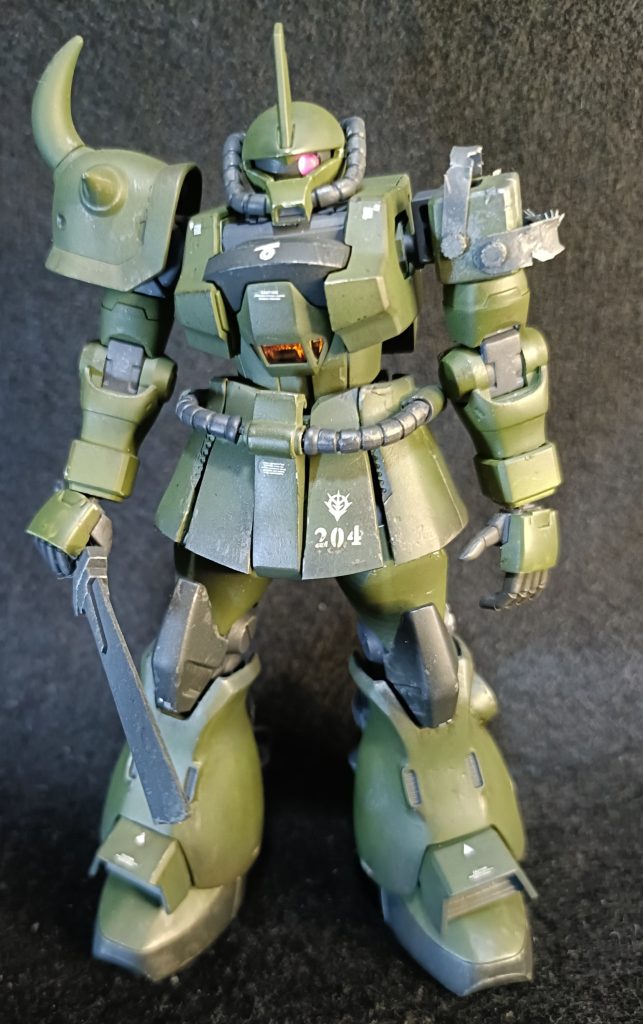 ヤーコブ機ダメージ状態。左肩のアーマーが損傷し内部フレームが剥き出しに、ヒートサーベルも折れてます。