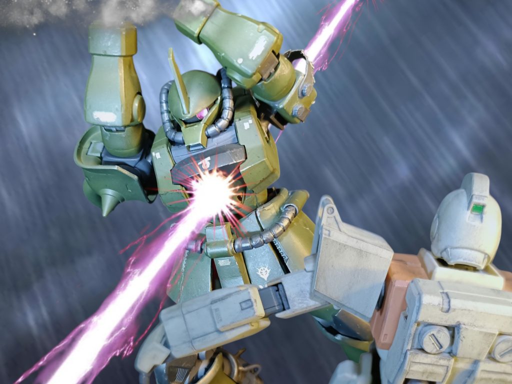 そんな戦場の鬼神にも終焉の時が、、陸戦型ジムを切り裂こうとした剣が両手首ごと吹き飛び、一条のビームがコックピットを貫いた。