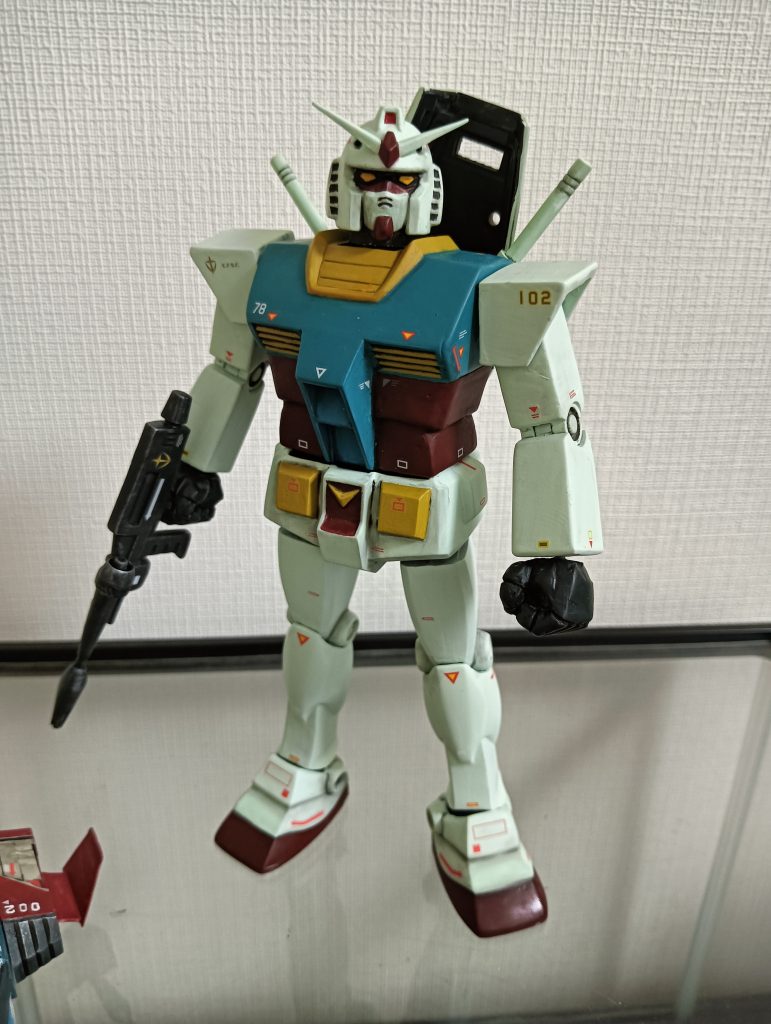 旧キット1/100の頭部は一番好きな顔ですが、安彦先生の描く、憂いのある悲しげな表情のガンダムが好きなので、若干いじっています。