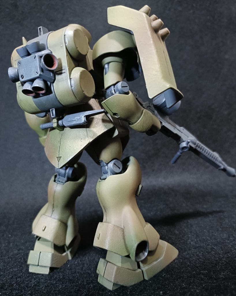 指揮官機後ろから。スカートアーマー拡幅してます。