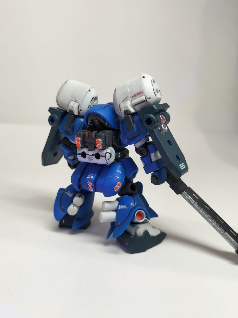 モノアイやバーニアは蛍光レッドで塗りました✨️