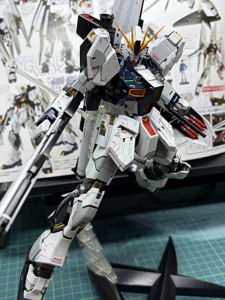 νガンダム–3枚目/制作者：Rozeluxe