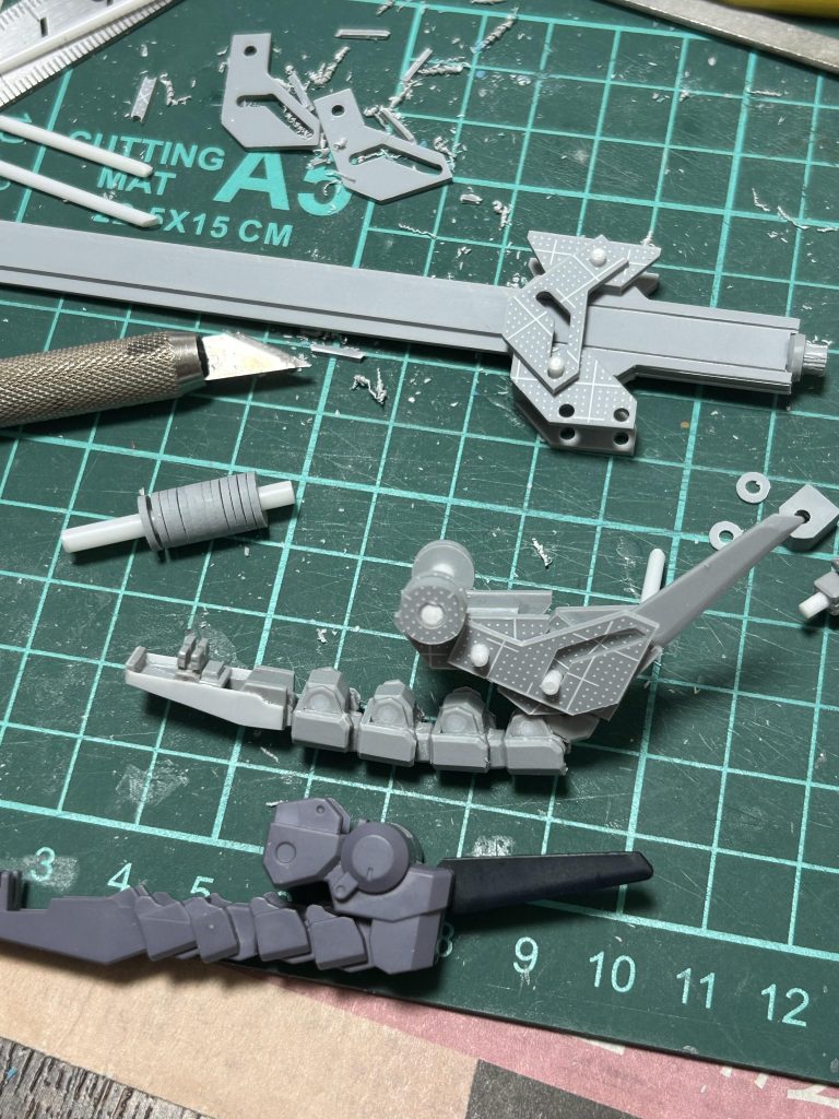 丸い部分プラ板から作るの大変。